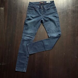 Guess medium rise curvy skinny jeans, size 28